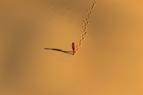 Dunes de Merzouga. Marche dans les dunes.(VOY 07001)