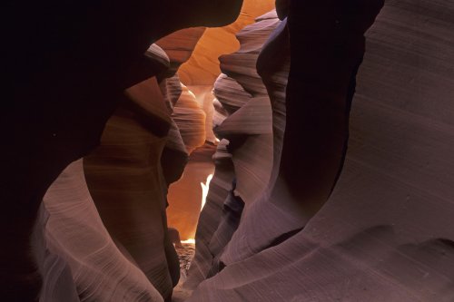 Glen Canyon. Antelope Canyon : passage étroit avec parois découpées.(V 09213)