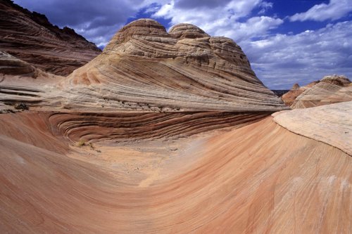 Paria Canyon (Utah). Coyote Butte. Vallon entre  buttes de grès strié.(V 09512)