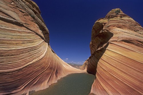 Paria Canyon (Utah). Flaque au milieu de parois de grès strié.(V 09598)