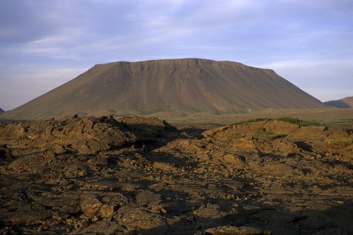 Islande. Champ de lave  au sud de Myvatn où s'ouvre la grotte de Lofthellir.(V 10511)