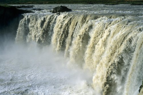 Islande. Cascade de Godafoss en crue.(V 10530)