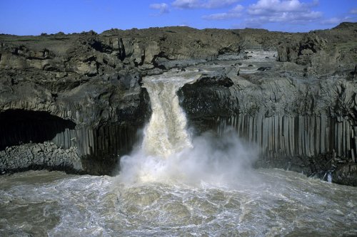 Islande. Cascade de Aldeyjarfoss.(V 10550)