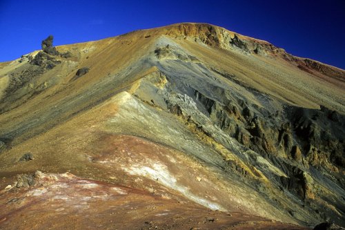 Islande. Massif du Landmannalaugar. Montagne ryolitique de Brennisteins-Alda.(V 11023)