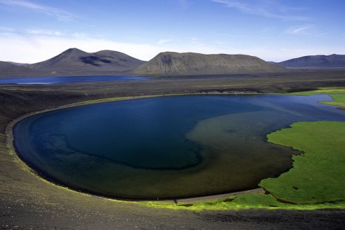 Islande. Lagune dans le nord du Landmannalaugar.(V 11177)