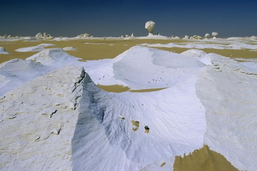 New White Desert. Vagues et champignons de craie.(V 13958)
