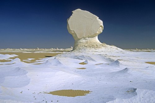 New White Desert. Pitons de craie érodés par le vent.(V 13967)