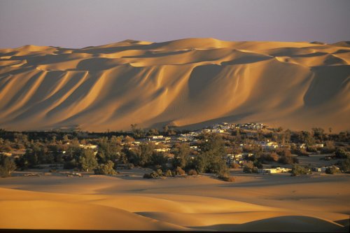 Lac et village abandonné de Gaber Aoun (Désert, Erg Oubari, Lybie)(V 17844)