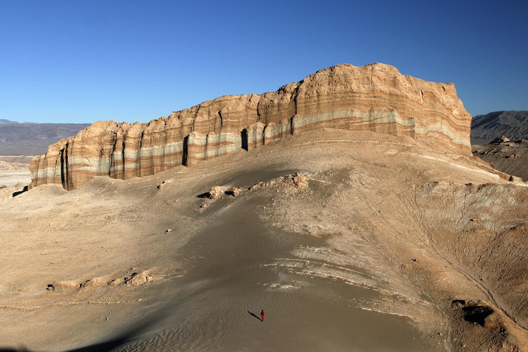 Chili. Désert d'Atacama. Falaises de sel et dunes de sable dans la Valle de la Luna près  de San Pedro de Atacama.