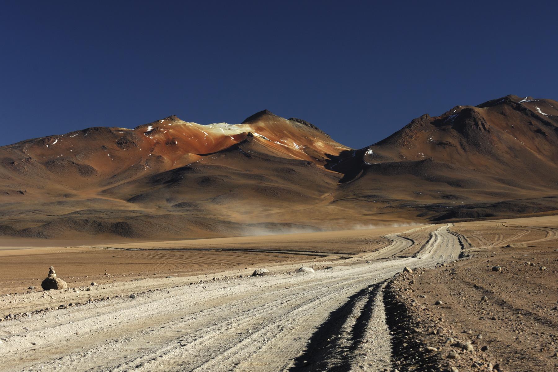 Bolivie. Altiplano. Piste entre la Laguna Verde et la Laguna Colorada.