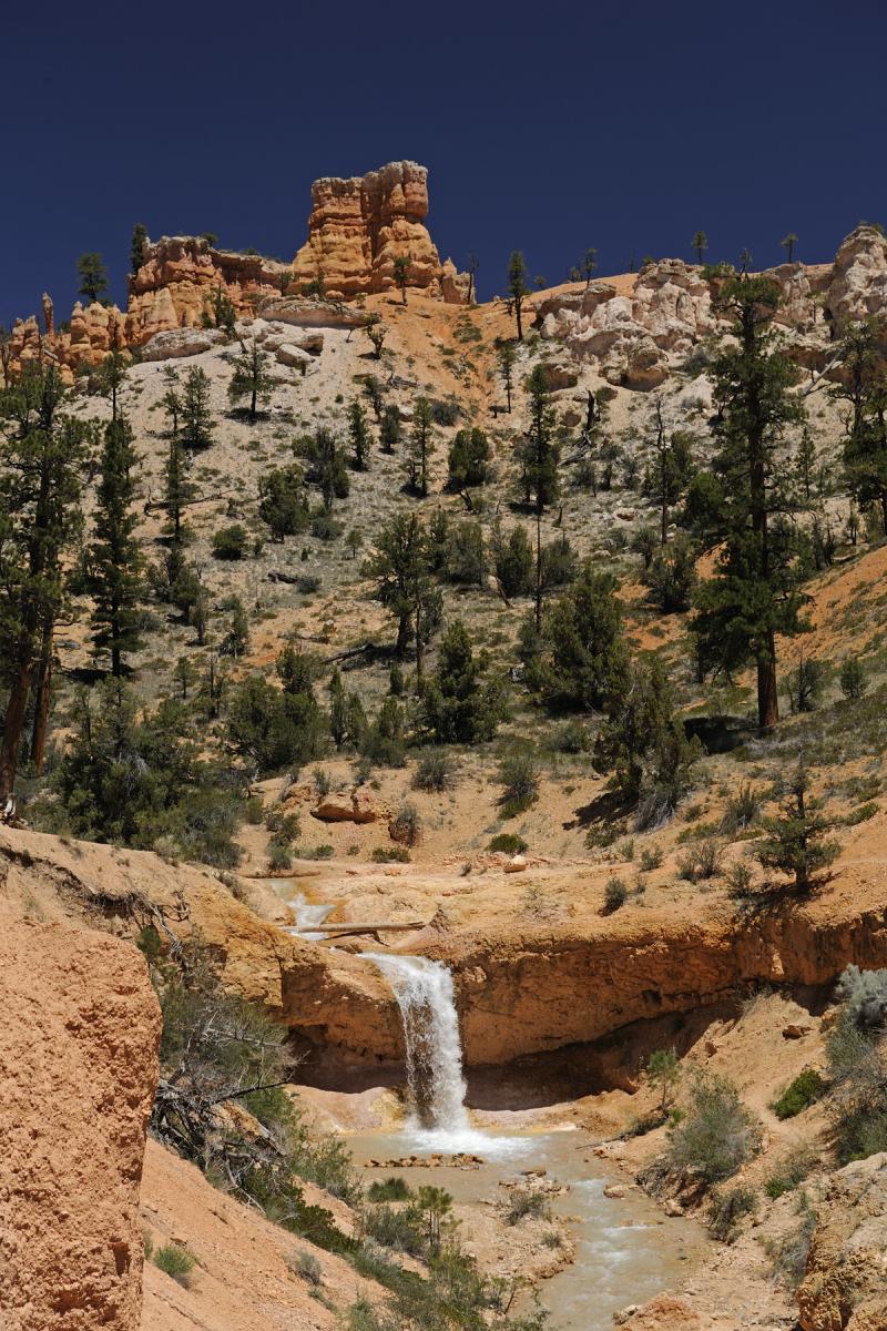 Bryce Canyon (Utah). Water Canyon. Vue générale avec cascade et falaises