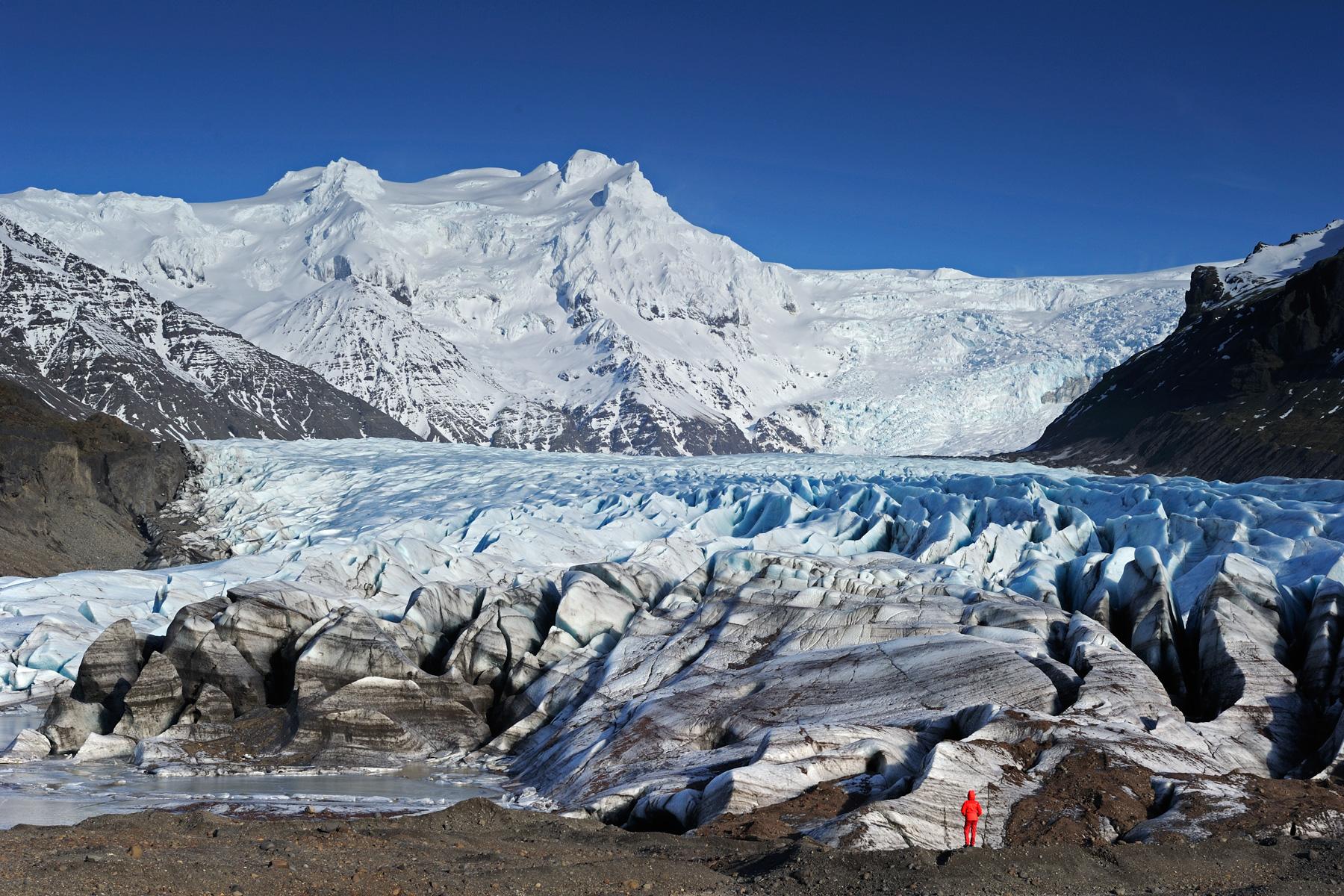 Islande (Skaftafell) : glacier du Svinafellsjokull avec le sommet du Vatnajökull en arrière plan