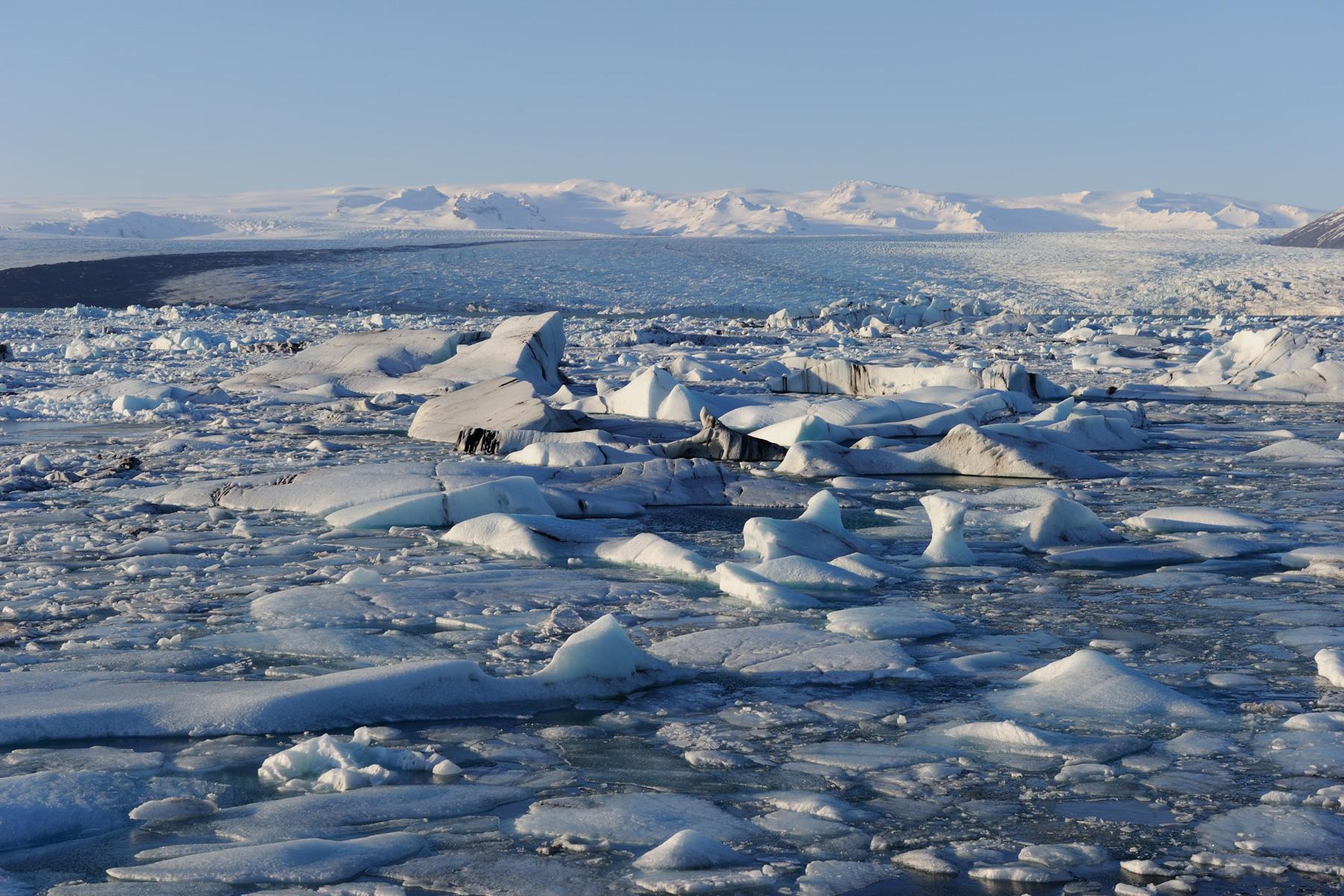 Islande - Lagune du Jokulsarlon envahie par les blocs de glace (vue d'ensemble)