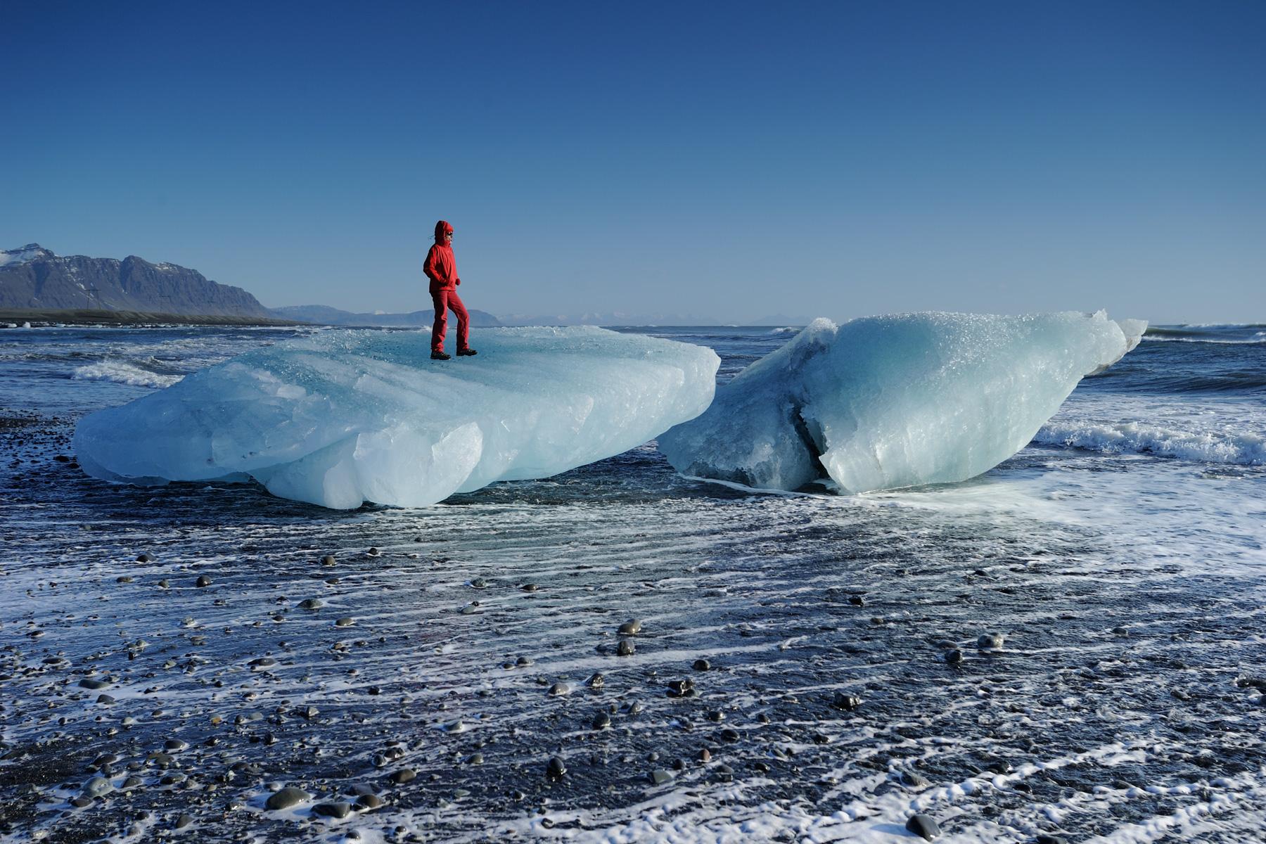 Islande - Plage avec blocs de glace provenant de la lagune du Jokulsarlon