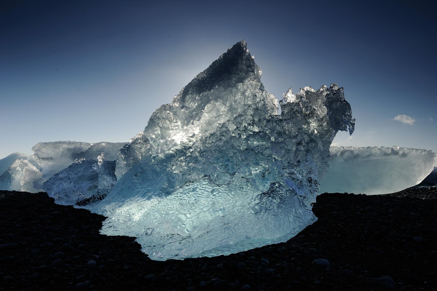 Islande - Blocs de glace sur la plage provenant de la lagune du Jokulsarlon