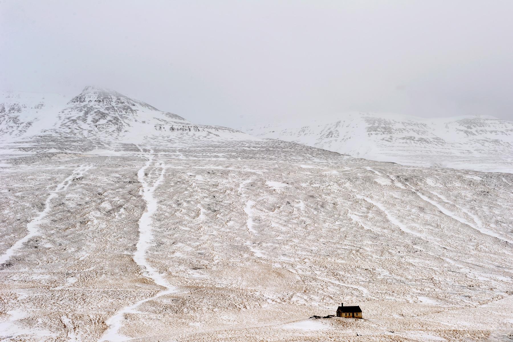 Islande - Ferme isolée dans un paysage enneigé dans la région de Blonduos