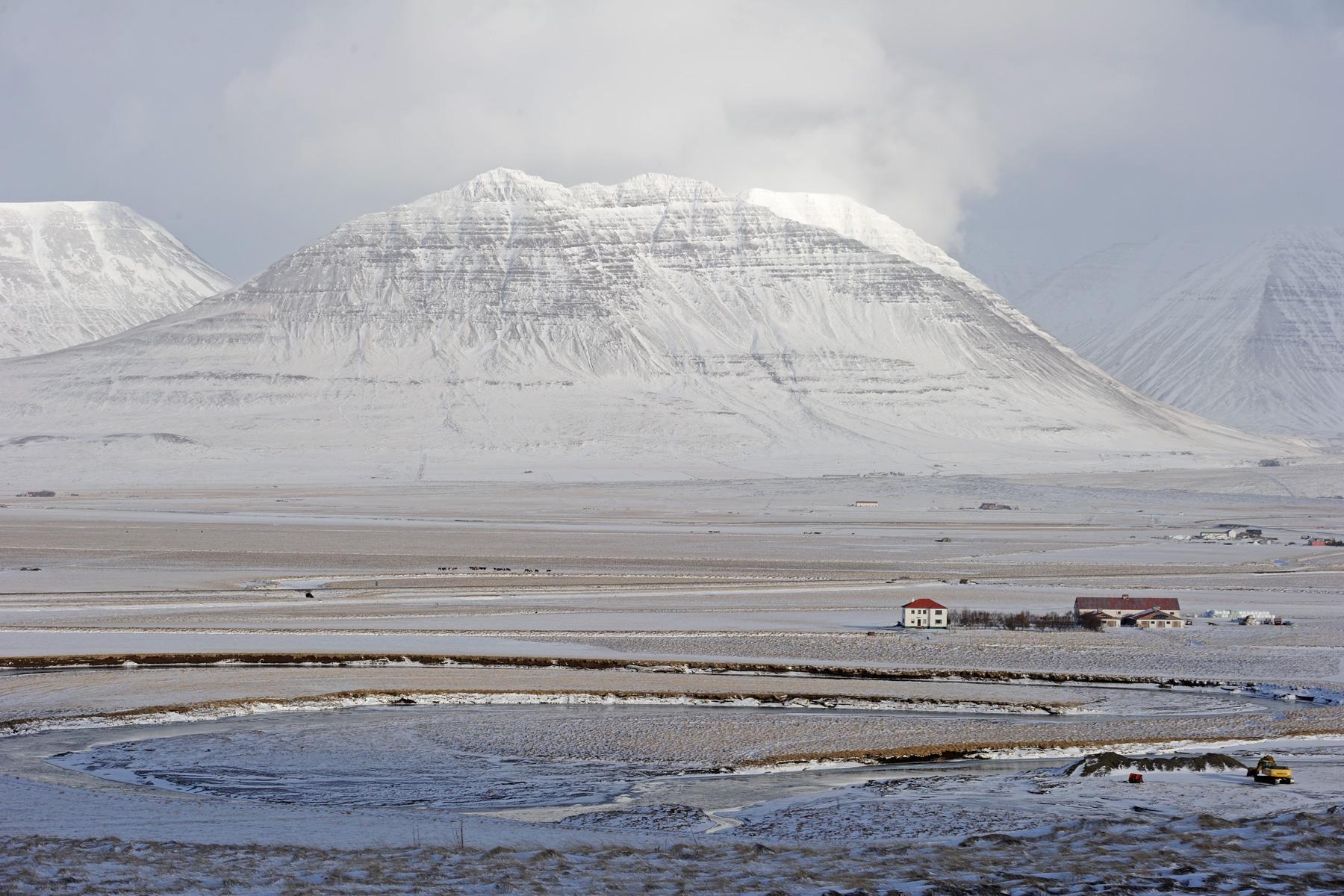Islande - Habitations isolées dans un paysage enneigé dans la région de Blonduos