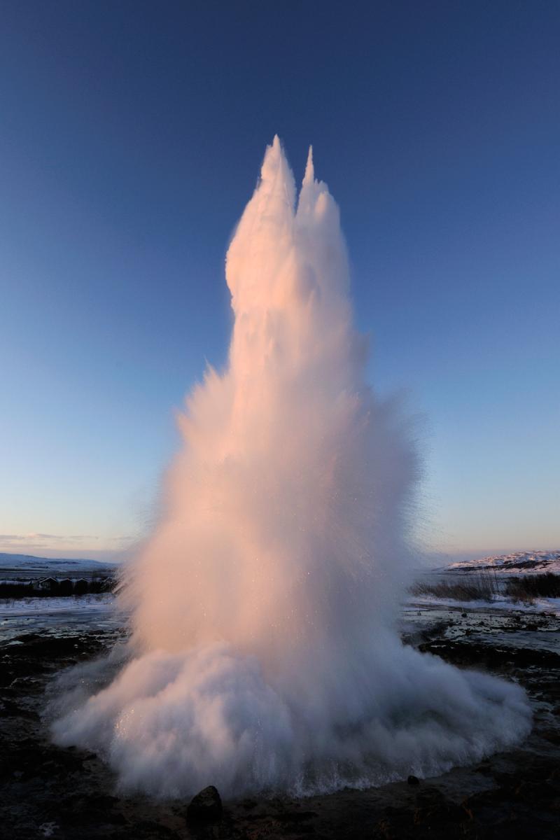Islande - Geysir : geyser Strokkur avec panache vertical (lever du soleil)