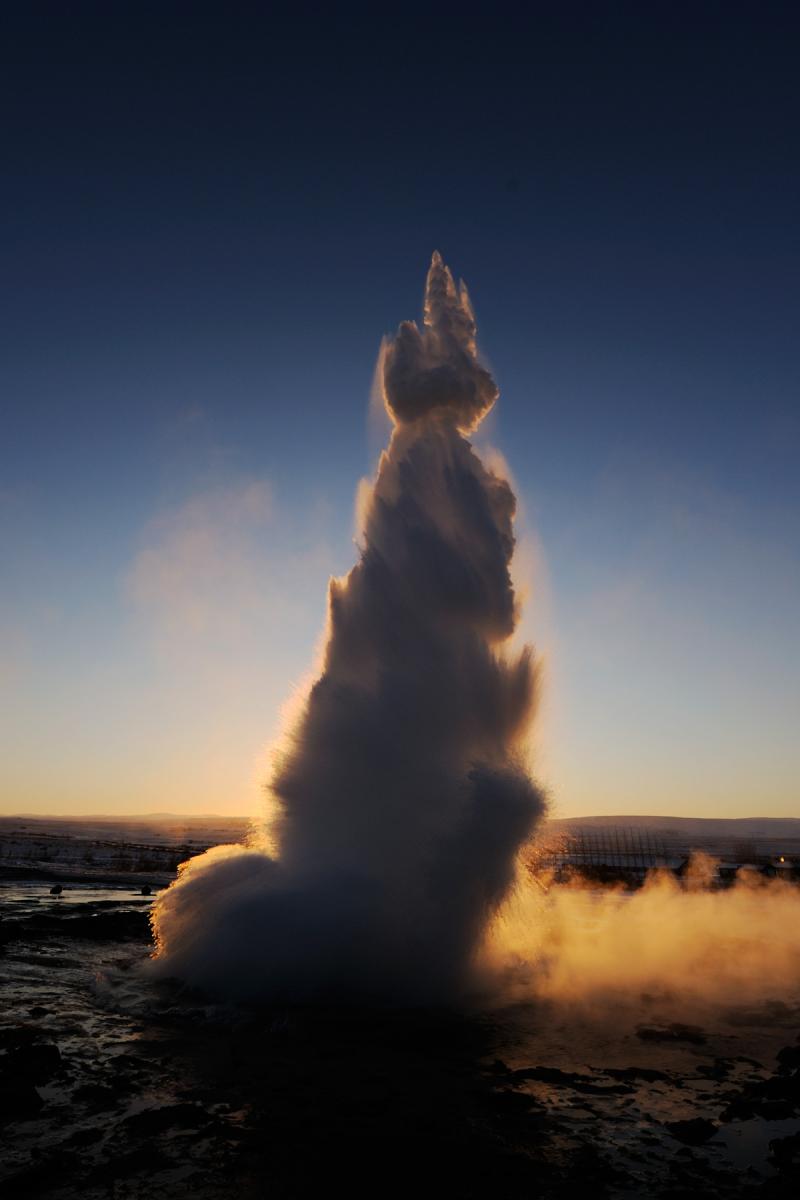 Islande - Geysir : geyser Strokkur avec panache d'eau à contre jour