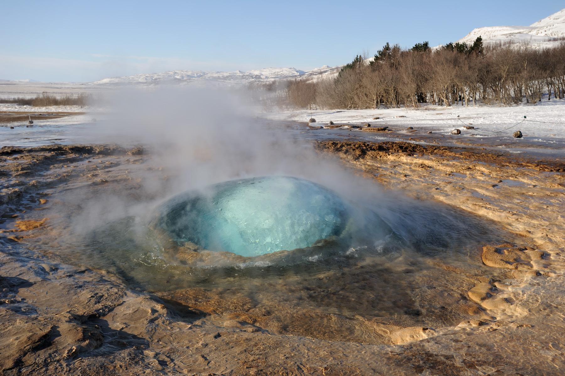 Islande - Geysir : geyser Strokkur avec naissance de la bulle avant son jaillissement