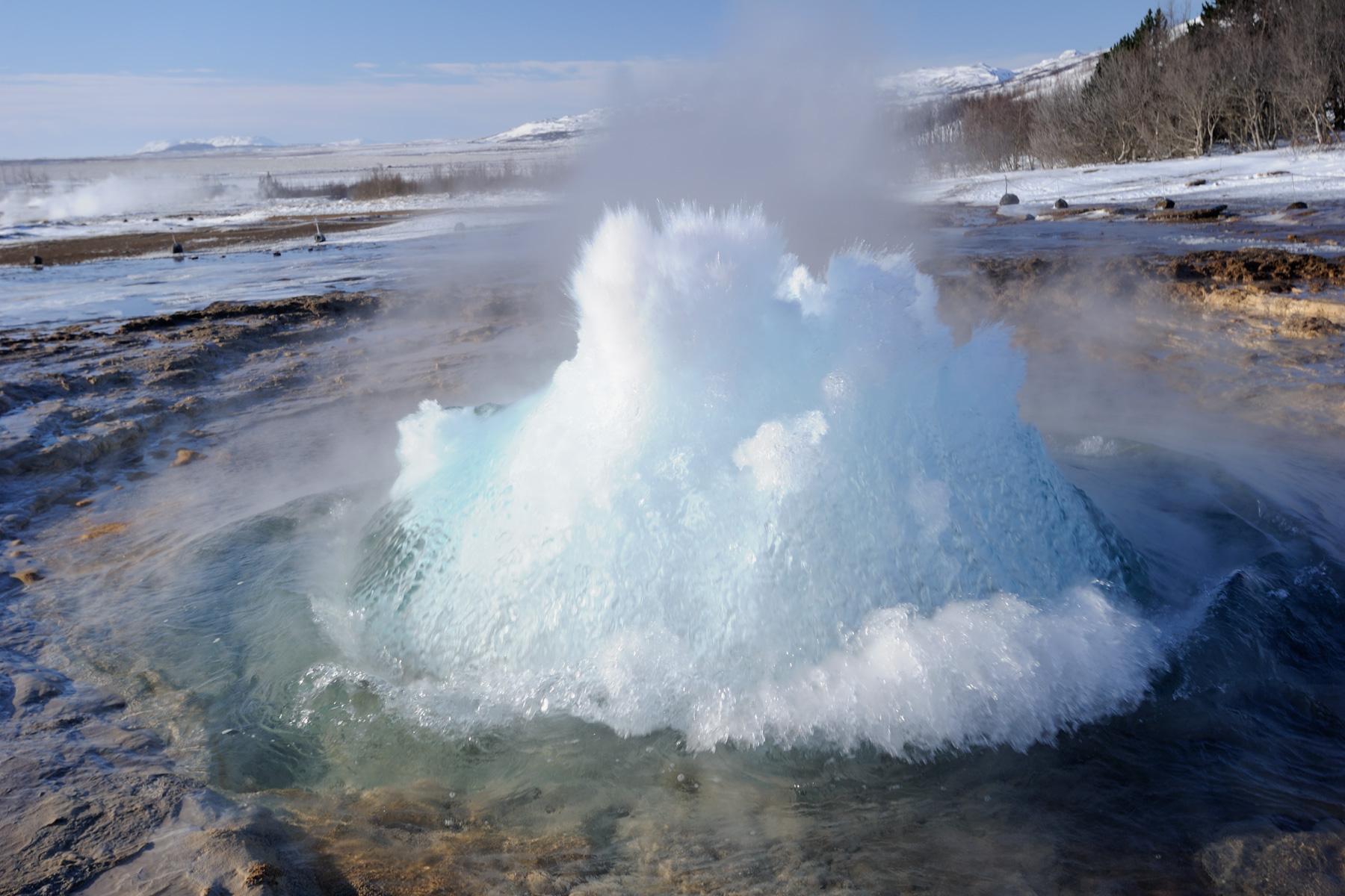 Islande - Geysir : geyser Strokkur au début de l'éruption du jet
