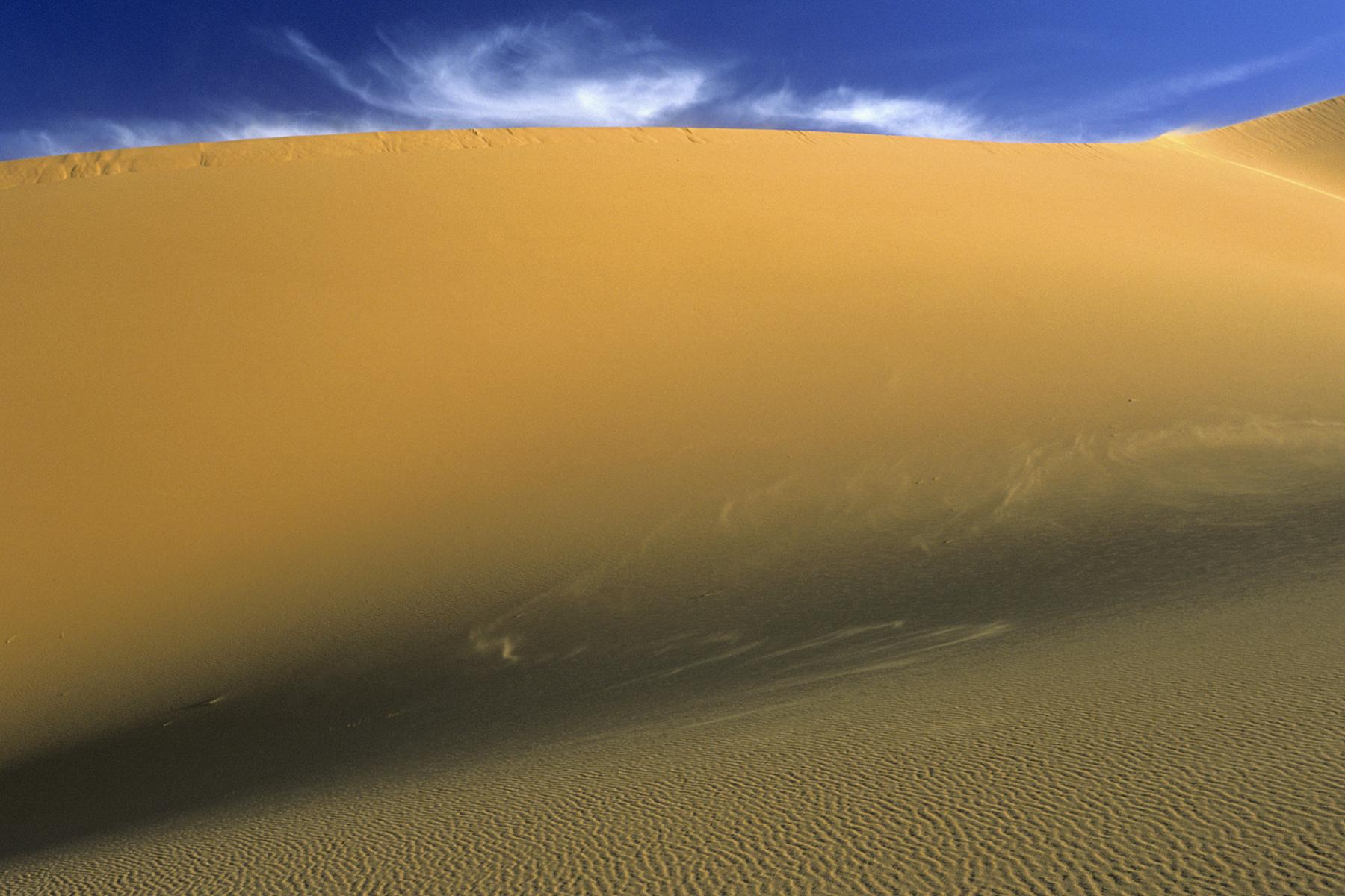 Jeu de lumière au creux d'un dune de l'Erg Oubari (Lybie).