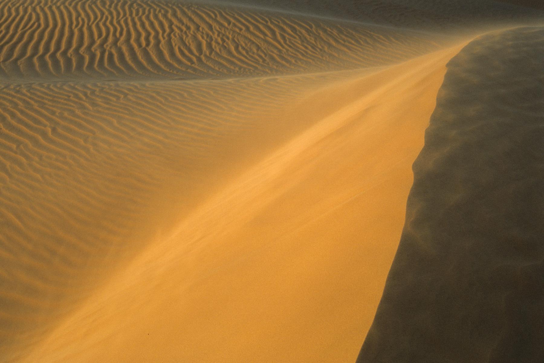 Crête de dune éclairée par le soleil levant dans l'Erg Oubari (Lybie).