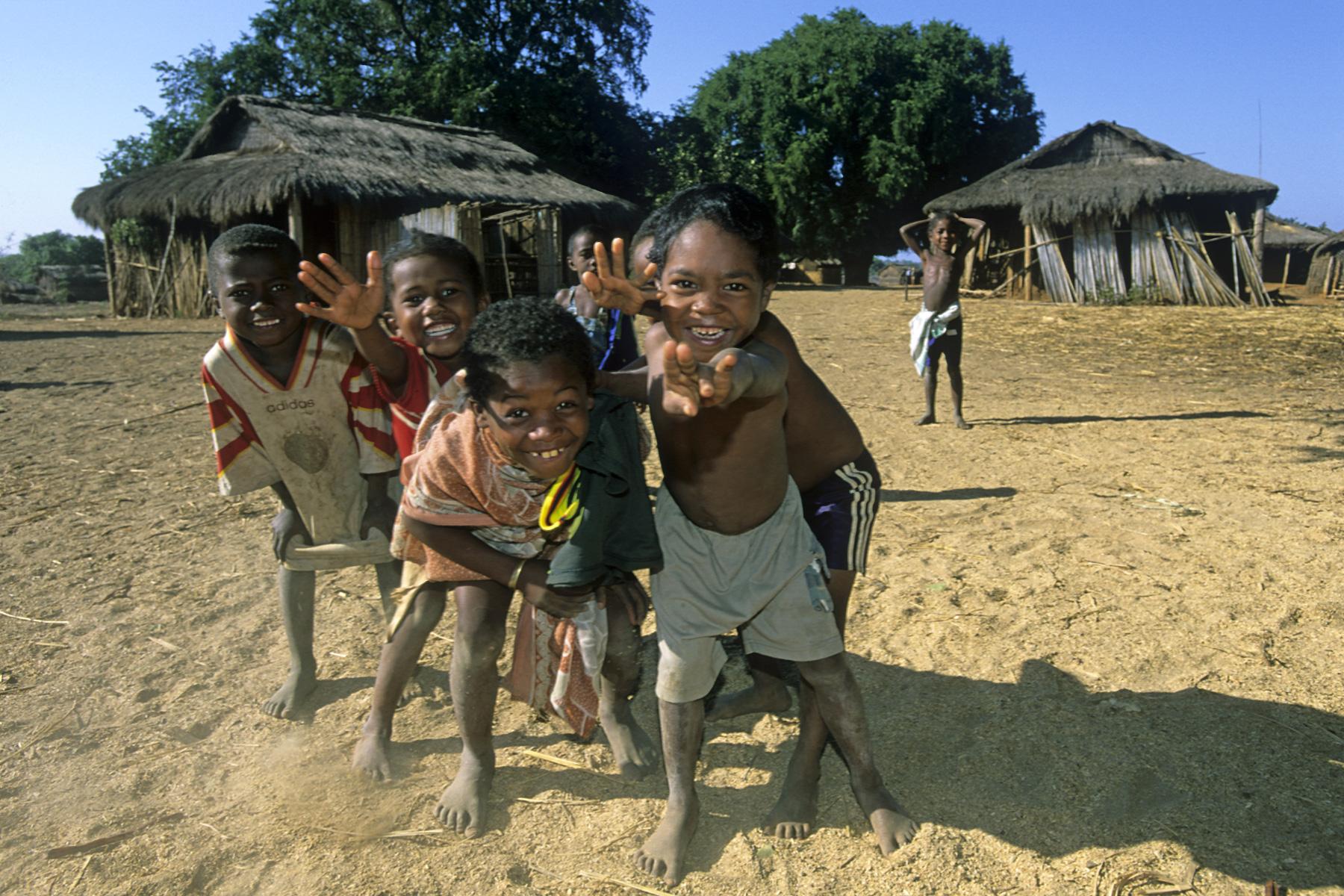 Madagascar - Groupe d'enfants au bord de la piste près de Belo.