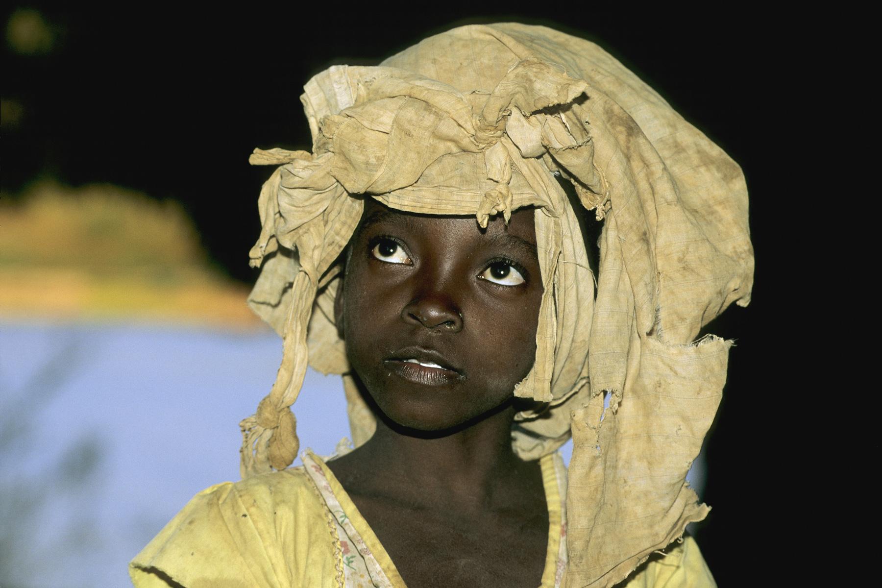 Madagascar - Portrait de fillette  à Bekopaka.