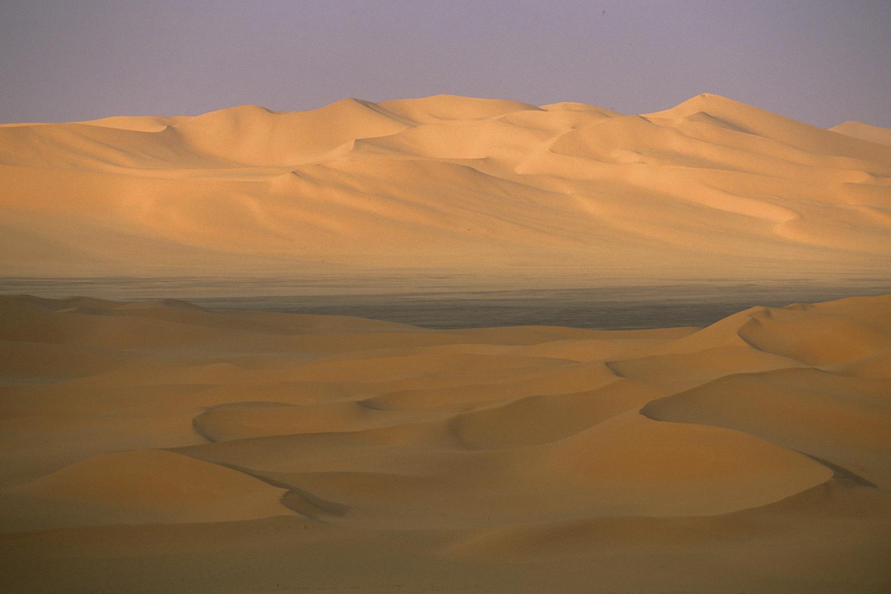 Grandes dunes colorées (roses)de l'Erg Wankasa (Désert de l’Akakus, Lybie)
